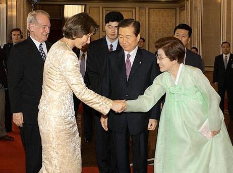 Vor dem gemeinsamen Abendessen werden Bundespräsident Dr.Dr.h.c. Johannes Rau und seine Frau Christina Rau vom koreanischen Präsidenten Kim Dae-Jung und Frau Lee Hee-ho begrüßt.
