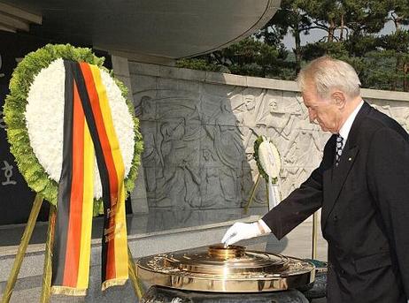 Bundespräsident Dr.Dr.h.c. Johannes Rau bei einer Kranzniederlegung am Grabmal des Unbekannten Soldaten auf dem Nationalfriedhof.