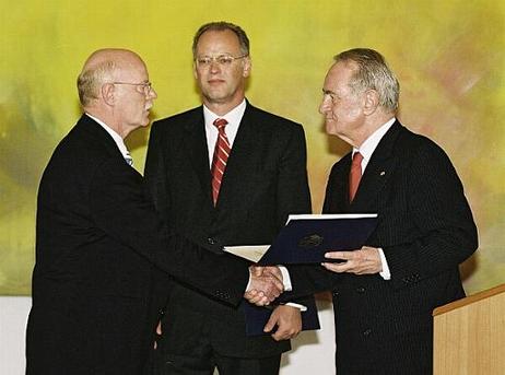 Ernennung von Dr. Peter Struck zum neuen Bundesminister für Verteidigung durch Bundespräsident Dr.Dr. h.c. Johannes Rau. Im Hintergrund der ehemalige Bundesminister für Verteidigung, Rudolph Scharping.