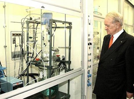 Bundespräsident Dr.Dr.h.c. Johannes Rau während der Besichtigung eines Pharmalabors der Bayer AG.