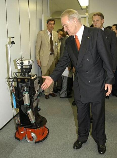 Bundespräsident Dr.Dr.h.c. Johannes Rau während der Besichtigung des Advanced Telecommunication Lab mit einem Roboter.