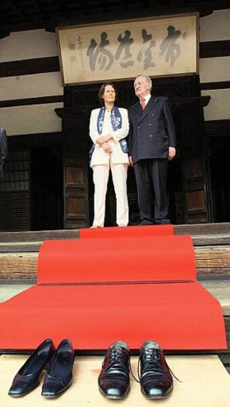 Bundespräsident Dr.Dr.h.c. Johannes Rau und seine Frau Christina Rau während der Besichtigung des Konch-in Tempels.