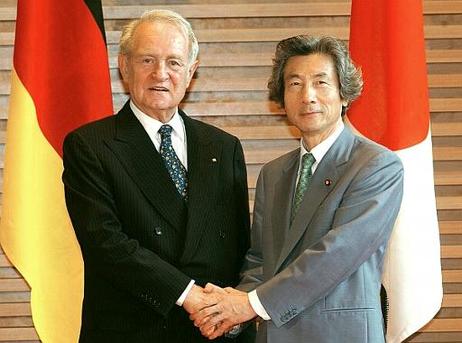Bundespräsident Dr.Dr.h.c. Johannes Rau trifft den Premierminister von Japan, Yoichiro Koizumi, zu einem Gespräch.
