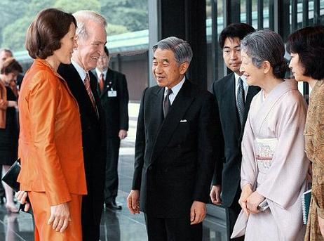 Bundespräsident Dr.Dr.h.c. Johannes Rau (2.von links) und Gattin Christina Rau(links) werden von I.I.M.M. Kaiser Akihito(3.von links) und Kaiserin Michiko(4.von links) vor dem Kaiserpalast begrüßt.