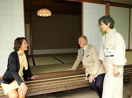 Die Gattin des Bundespräsidenten, Christina Rau, mit dem Leiter der Fine East Asian Art Klaus Naumann und der Leitenden Kuratorin des Nezu Museums, Hiroko Nishido während der Besichtigung eines Teehauses im Museumspark.
