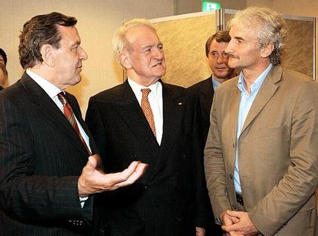 Bundeskanzler Gerhard Schröder und Bundespräsident Dr.Dr.h.c. Johannes Rau im Gespräch mit dem Teamchef der deutschen Fußballmannschaft, Rudi Völler, auf dem Empfang nach dem Endspiel um die Fussballweltmeisterschaft 2002 Deutschland gegen Brasilien (0:2)