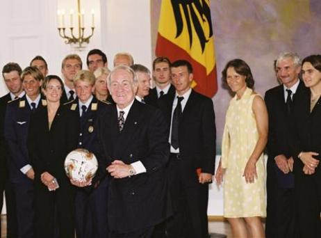 Bundespräsident Johannes Rau trifft die Deutsche Fußballnationalmannschaft