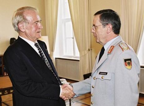 Bundespräsident Rau empfängt Generalinspekteur Schneiderhan