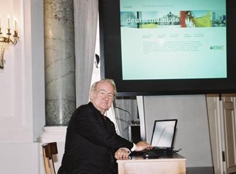 Bundespräsident Rau gibt Internet-Portal deutschland.de frei