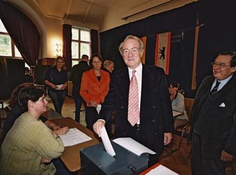 Bundestagswahl 2002 / Stimmabgabe Bundespräsident Rau