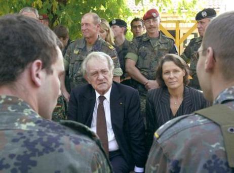 Reise von Bundespräsident Rau zu Bundeswehrsoldaten im Kosovo