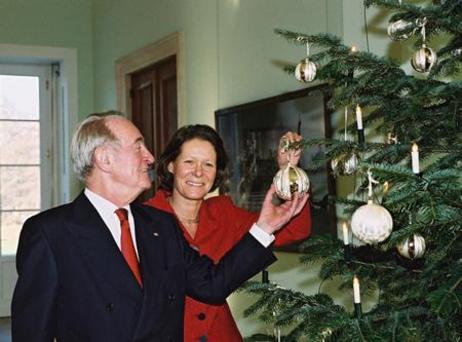 Bundespräsident Johannes Rau und Frau schmücken Weihnachtsbaum