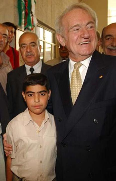 Bundespräsident Johannes Rau zusammen mit Milad in der "Talitha Kumi" Schule in Bethlehem