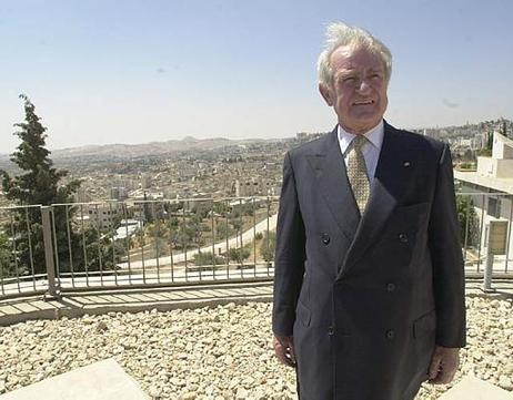 Bundespräsident Johannes Rau auf dem Dach des Caritas Baby Hospitals mit Bethlehem im Hintergrund