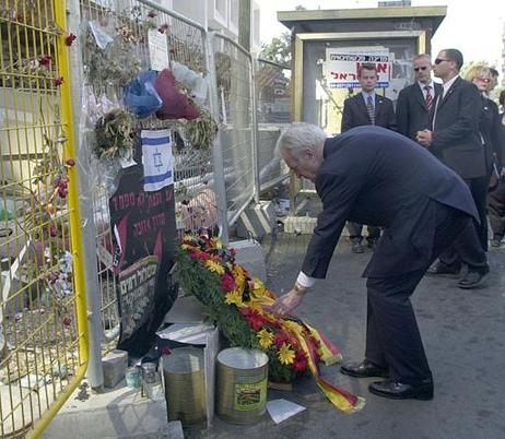 Bundespräsident Johannes Rau bei der Kranzniederlegung in der Jaffastrasse zum Gedenken an die Opfe