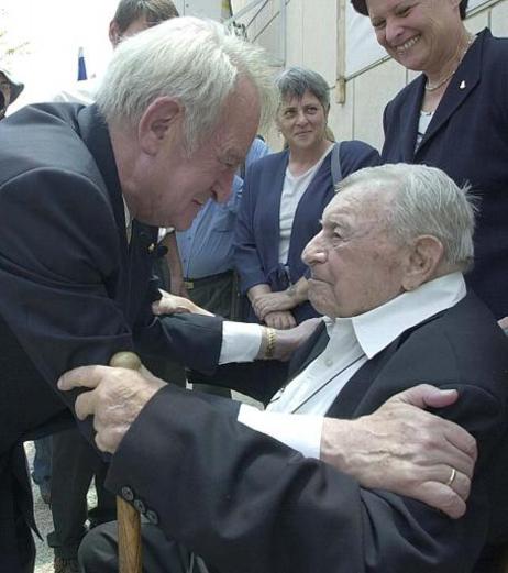 Bundespräsident Johannes Rau zusammen mit dem 93-jährigen ehemaligen Bürgermeister von Jerusalem Te