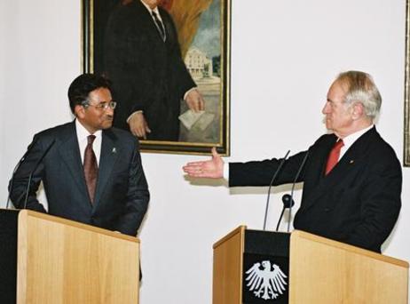 Pakistanischer Präsident Musharraf in Berlin 2003