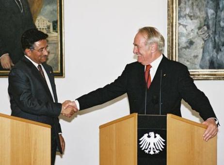 Pakistanischer Präsident Musharraf in Berlin 2003