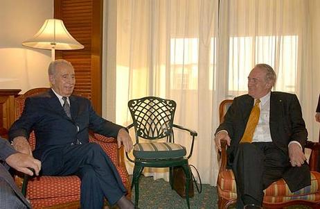 Bundespräsident Johannes Rau mit dem ehemaligen Außenminister von Israel, Shimon Peres