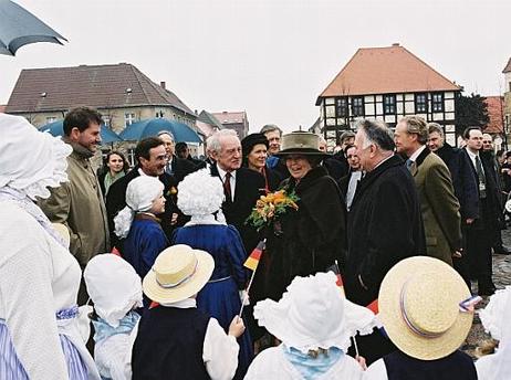 Rau und Königin Beatrix besuchen Schloss Oranienbaum