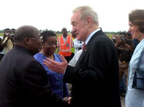 Bundespräsident Rau in Tansania 2004 / Afrikareise