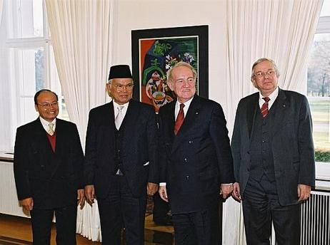 Treffen des Bundespräsident Johannes Rau mit Bischof Nababan, Nommensen Universität, Indonesien