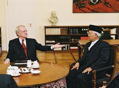 Treffen des Bundespräsident Johannes Rau mit Bischof Nababan, Nommensen Universität, Indonesien