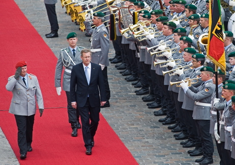 Bundespräsident Christian Wulff beim Abschreiten der Ehrenformation der Bundeswehr