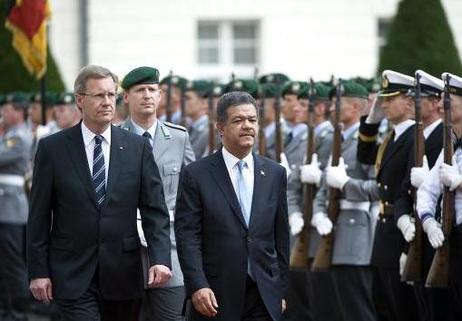 Bundespräsident Christian Wulff empfängt Leonel Fernández Reyna, Präsident der Dominikanischen Republik, mit militärischen Ehren im Schloss Bellevue.