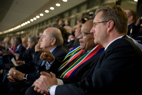 Bundespräsident Christian Wulff während eines Fußballspieles im Nelson-Mandela-Bay-Stadium