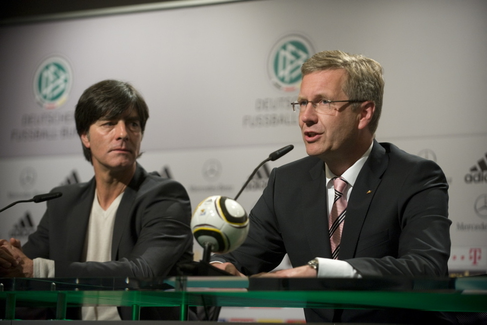 Bundespräsident Christian Wulff (rechts im Bild) und Fußball-Bundestrainer Joachim Löw
