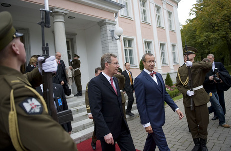 Bundespräsident Christian Wulff wird vom estnischen Präsidenten Toomas Hendrik Ilves empfangen