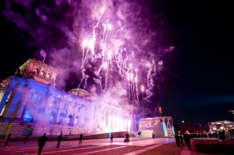 Feierlichkeiten zum Tag der Deutschen Einheit in Berlin mit Feuerwerk
