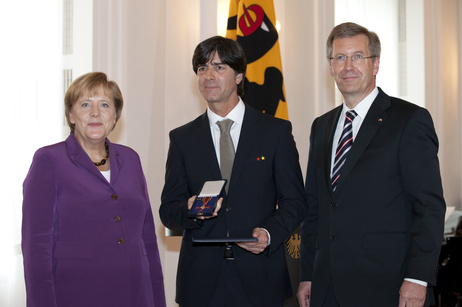 Bundespräsident Christian Wulff, Bundeskanzlerin Angela Merkel und Joachim Löw bei der Verleihung des Bundesverdienstkreuzes
