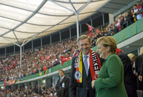 Bundespräsident Christian Wulff und Bundeskanzlerin Angela Merkel beim EM-Qualifikationsspiel Deutschland-Türkei