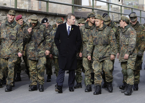 Bundespräsident Christian Wulff im Gespräch mit Soldaten bei seinem Antrittsbesuch bei der Bundeswehr