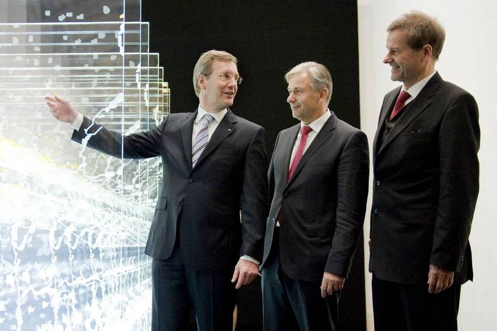 Antrittsbesuch in Berlin - Bundespräsident Christian Wulff und der regierende Bürgermeister von Berlin Klaus Wowereit beim Besuch der Ausstellung WeltWissen