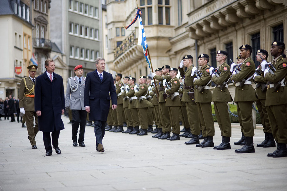 Bundespräsident Christian Wulff wird vom luxemburgischen Großherzog Henri mit militärischen Ehren begrüßt