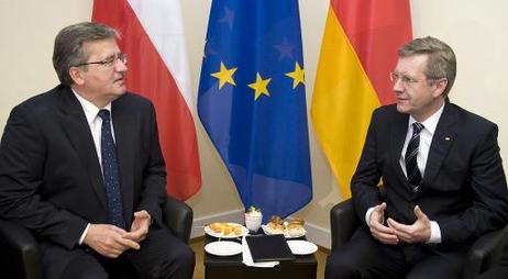 Feier des 30-jährigen Bestehens des Deutschen Polen Instituts - Bundespräsident Christian Wulff im Gespräch mit Bronislaw Komorowski
