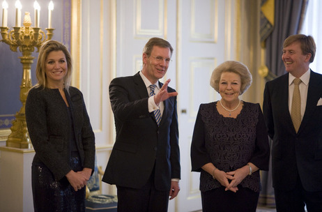 Bundespräsident Christian Wulff mit der niederländischen Königin Beatrix (2. v. rechts), Kronprinz Willem Alexander (rechts) und dessen Frau Máxima (links) im Königlichen Palast in Den Haag