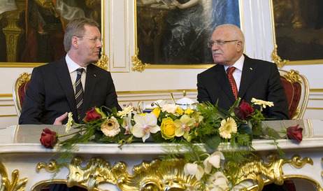 Bundespräsident Christian Wulff und der tschechische Staatspräsident Vaclav Klaus in der Prager Burg