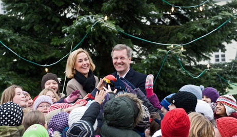 Bundespräsident Christian Wulff und seine Frau Bettina schalten mit zahlreichen Kindern die Weihnachtsbaumbeleuchtung ein