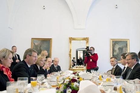 Würdigung des Kniefalls von Bundeskanzler Willy Brandt in Warschau vor 40 Jahren - Bundespräsident Christian Wulff (2.v.l.) im Gespräch mit Bronislaw Komorowski, Präsident Polens (r.)