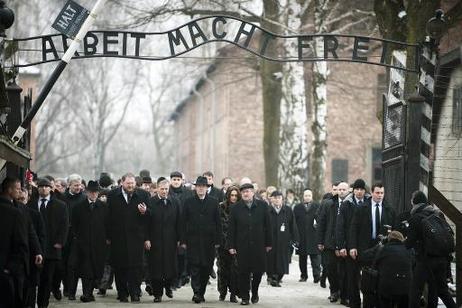 Bundespräsident Christian Wulff (2.v.r) und Bronislaw Komorowski, Präsident Polens (r.), beim Besuch des ehemaligen Konzentrationslagers Auschwitz-Birkenau (unter dem Schriftzug "Arbeit macht frei") am Rande einer Gedenkfeier zum 66. Jahrestag der Befreiu