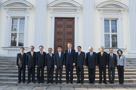 Bundespräsident Christian Wulff mit den ASEAN-Botschaftern vor Schloss Bellevue