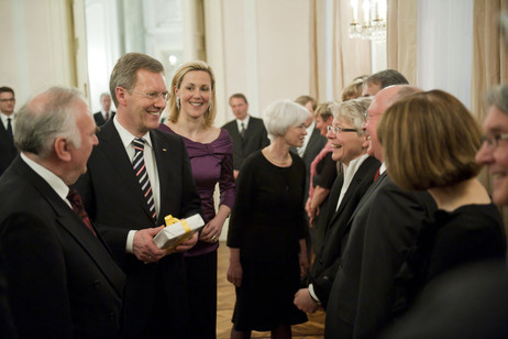 Bundespräsident Christian Wulff mit seiner Frau Bettina und Wolfgang Böhmer, Ministerpräsident von Sachsen-Anhalt, im Gespräch mit den Gästen