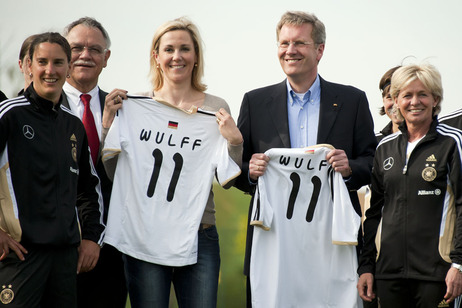 Besuch des Trainingslagers der Fußballnationalmannschaft der Frauen in Bitburg - Bundespräsident Christian Wulff und seine Frau Bettina mit Bundestrainerin Silvia Neid (rechts) und Spielerin Birgit Prinz (links)