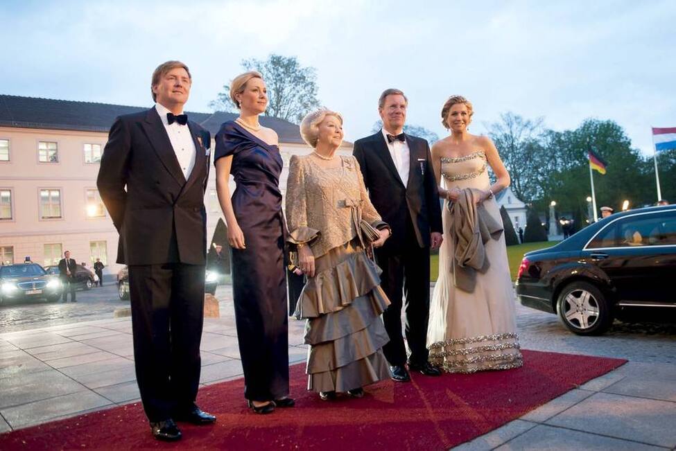 Bundespräsident Christian Wulff, seine Frau Bettina, Königin Beatrix der Niederlande, Kronprinz Willem-Alexander und Kronprinzessin Máxima vor Schloss Bellevue