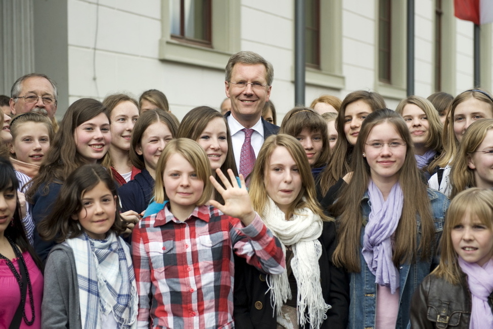 Antrittsbesuch in Hessen - Bundespräsident Christian Wulff mit den Teilnehmerinnen des Girls Day vor dem Hessischen Landtag