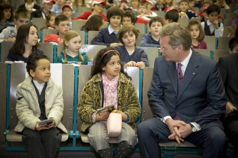 Bundespräsident Christian Wulff mit Kindern im Hörsaal der Universität Mainz